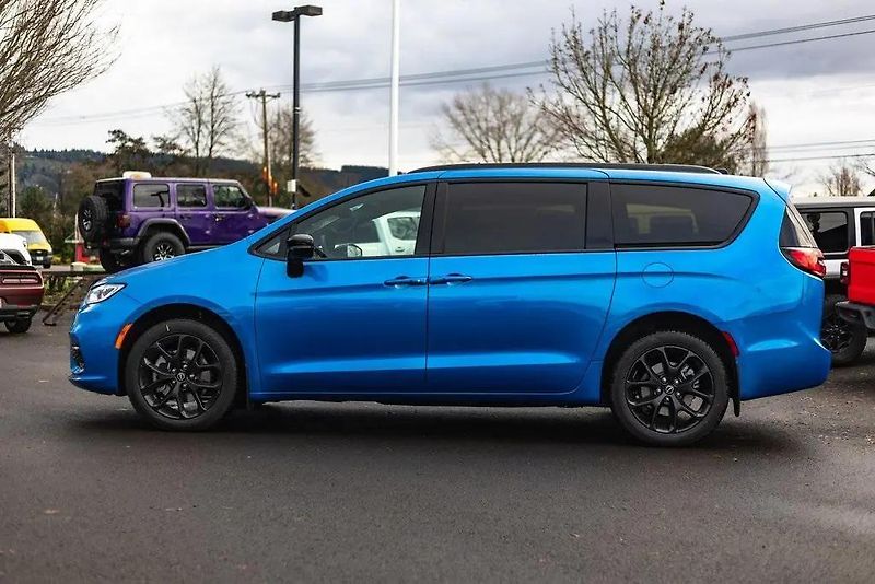 Chrysler Pacifica (2026) 100th Anniversary AWD  - fotka 4 z 5