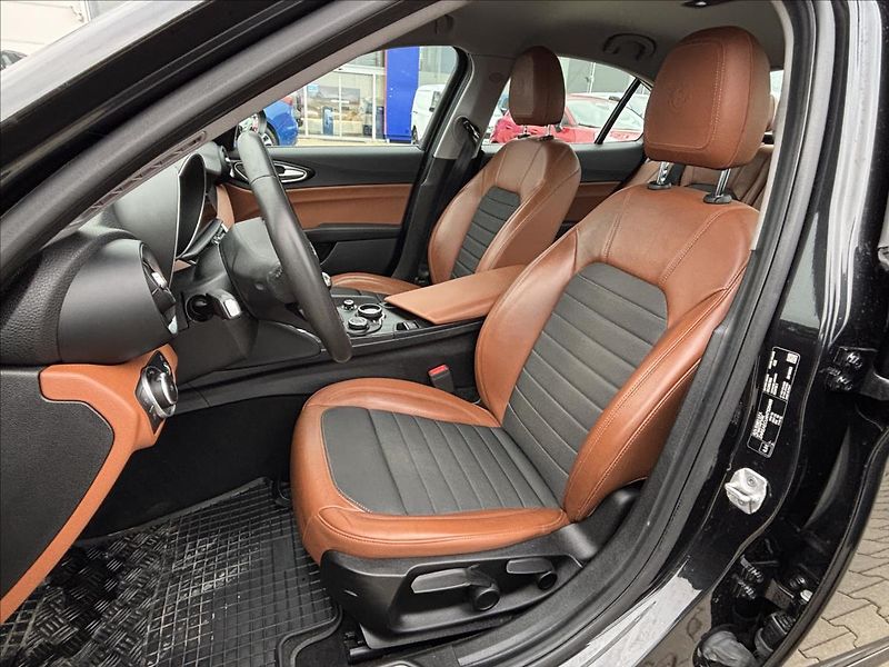 Alfa Romeo Giulia 2,2 JTDm 132kW 180 MT Super - fotka 23 z 37
