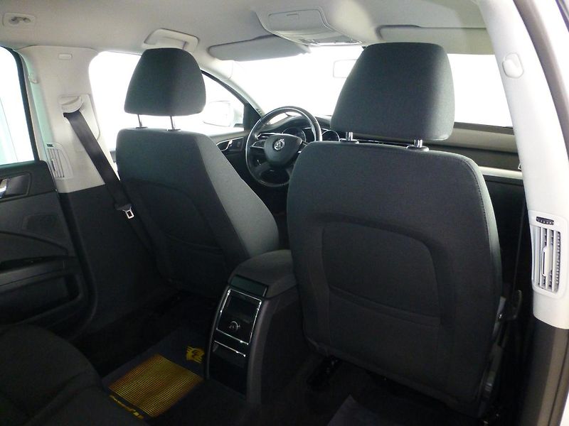 Škoda Superb (2014) 2,0TDI*NAV*PARK S*VYHŘ.S*XENON - fotka 26 z 29