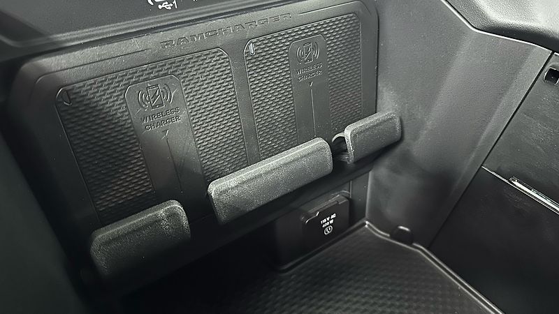 Dodge RAM NIGHT EDITION / 1500 SST H.O.  - fotka 51 z 55