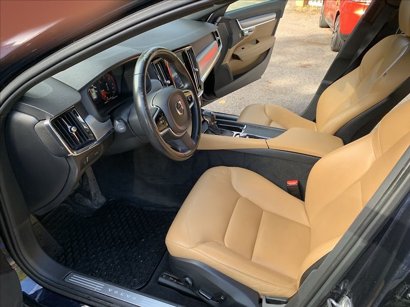 Volvo V90 2,0 D5 AWD MOMENTUM ČR,1.MAJ. - fotka 12 z 23