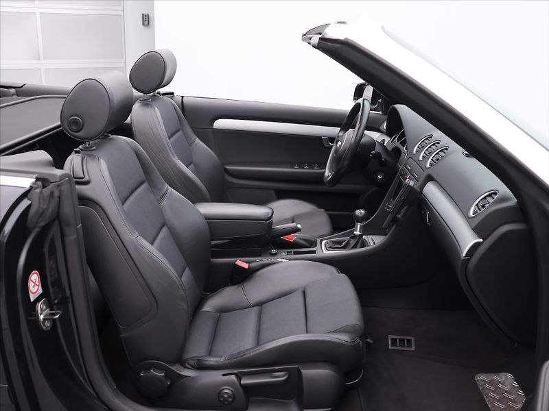 Audi A4 2,5 TDI  120kW MAN Cabriolet - fotka 19 z 31