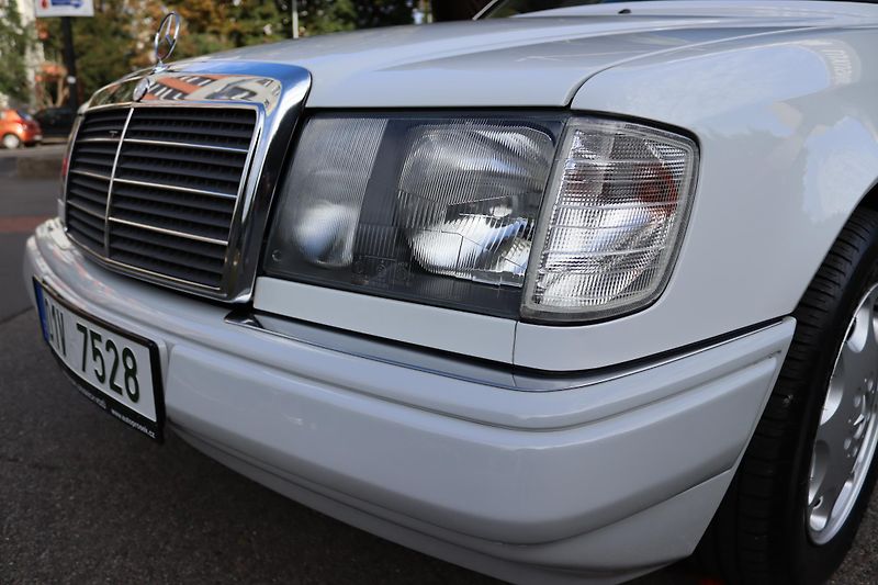 Mercedes-Benz 124 W124 320 E Sedan (1993) - fotka 6 z 32