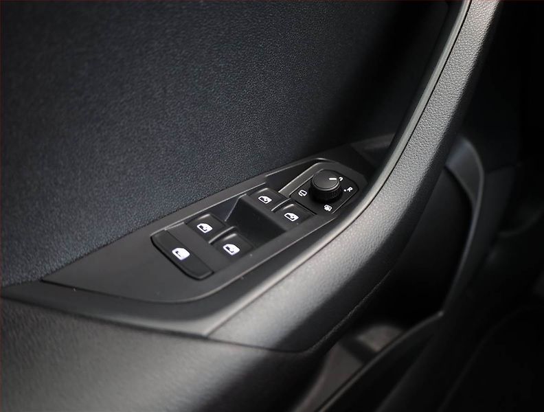 Škoda Karoq (2025) 2.0 TDI, Drive, 4x4 - fotka 19 z 20