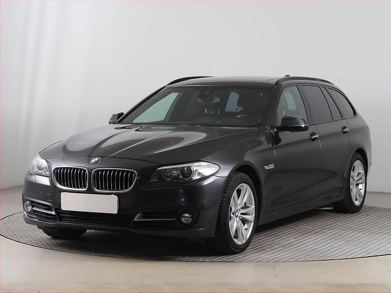 BMW Řada 5 (2015) 530d xDrive, 4X4, Automat - fotka 2 z 21