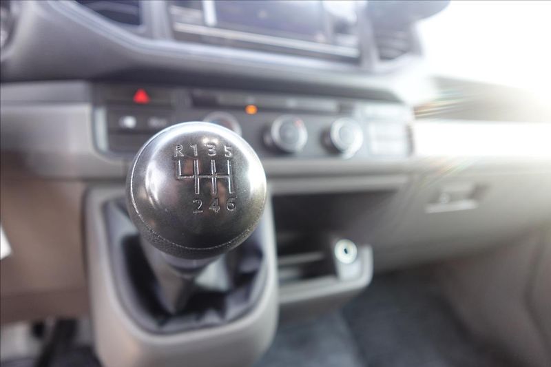Volkswagen Crafter 2,0 TDi  L2H2 KLIMA SERVISKA - fotka 38 z 38