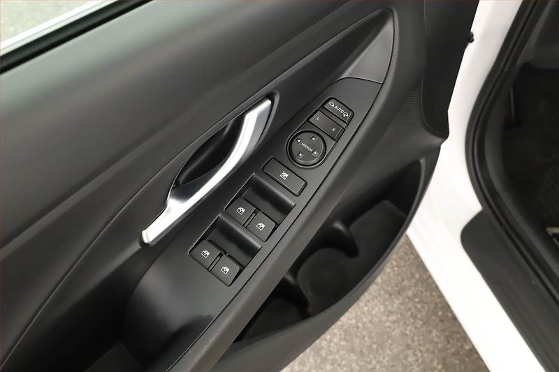 Hyundai i30 (2023) Smart 1.0 T-GDI, ČR,1.maj - fotka 13 z 16
