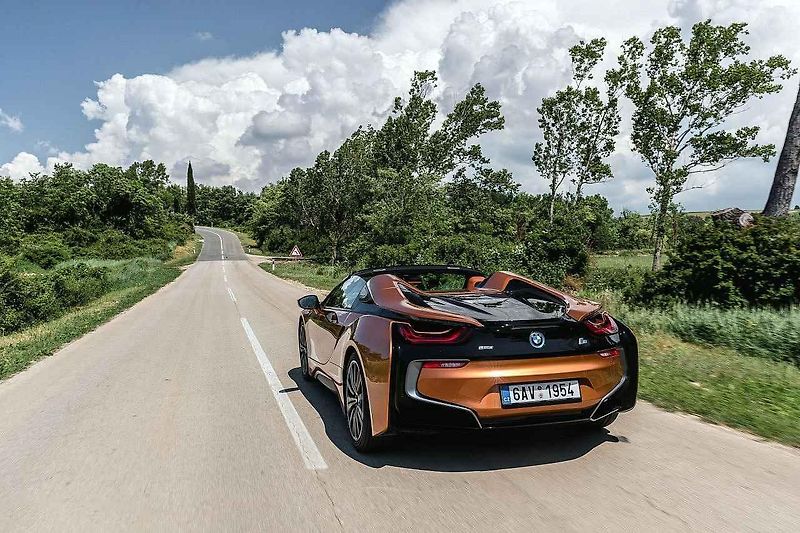 BMW i8 Roadster a M5.