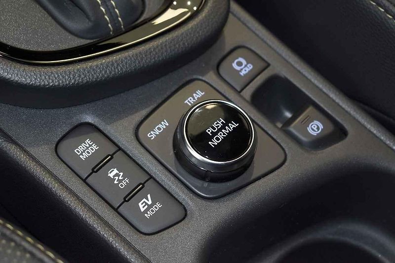 Toyota Yaris Cross si poradí také s lehčím terénem