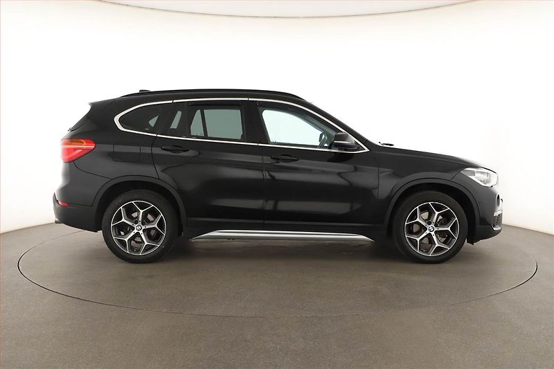 BMW X1 (2019) xDrive18d, ALU, KLIMA, ČR, 4X4 - fotka 6 z 18