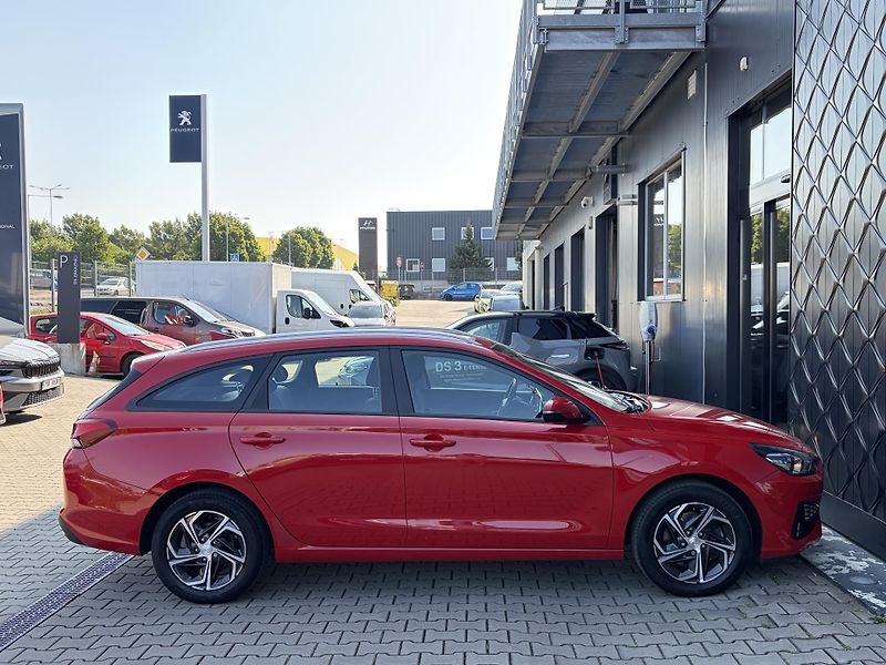 Hyundai i30 COMFORT 1.5 DPI 81 kW - fotka 9 z 23
