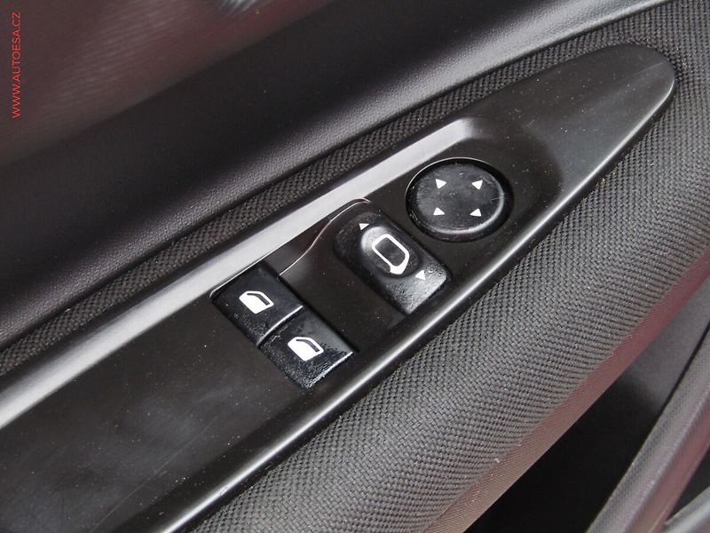 Citroën C4 (2009) 1.4 16V, 1.maj,ČR, AC, STK2 - fotka 11 z 16