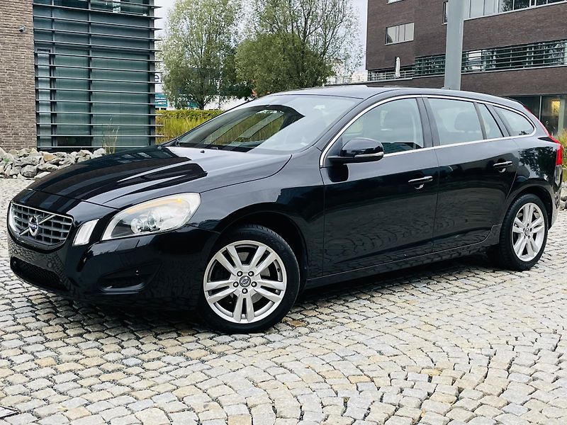 Volvo V60 2.4D5 MANUÁL TAŽNÉ SERVISKA - fotka 3 z 41