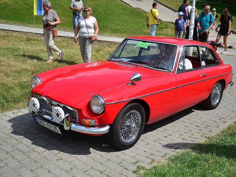 Přehlídka veteránů na Arnice v Mariánských Lázních. Sanitka Cadillac