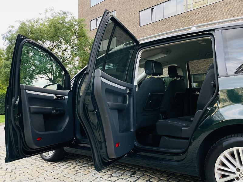Volkswagen Touran 2.0TD MANUÁL 7MÍST SERVISKA - fotka 22 z 43