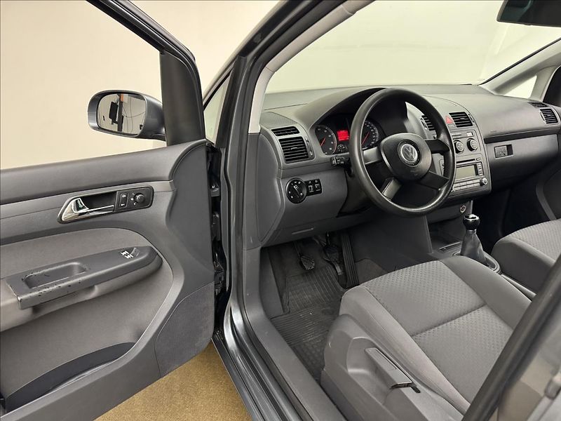 Volkswagen Touran 1,6 i 75kW AC NOVÉ PRAHY APOD. - fotka 18 z 29