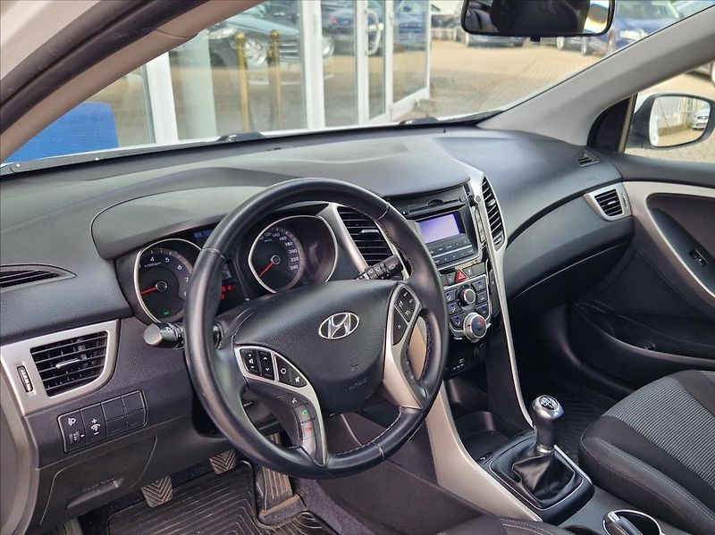 Hyundai i30 1,6 i 1.MAJITEL POUZ AUTORIZAK - fotka 18 z 32