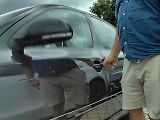 Zloděj vykrádající zaparkované škodovky a volkswageny dokázal auta bez poškození otevřít a při odchodu opět uzamknout.