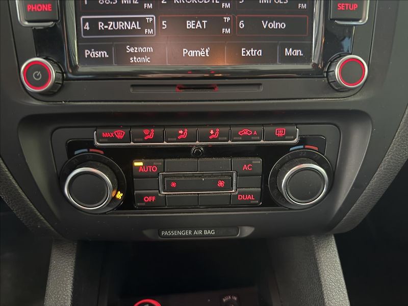 Volkswagen Jetta 1,2   1.MAJITEL, 77KW, SERVISK - fotka 17 z 18