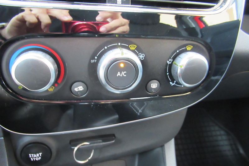 Renault Clio 0.9 TCe KLIMA VYHŘÍV. SEDADLA - fotka 12 z 20