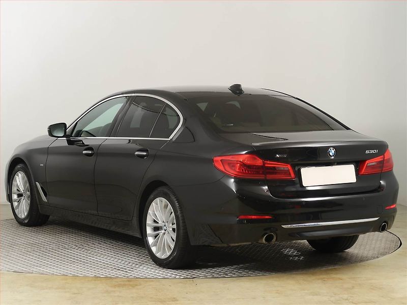 BMW Řada 5 (2018) Luxury Line 530i xDrive - fotka 4 z 25