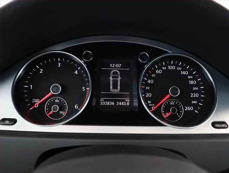 Volkswagen Passat (2010) 2.0 TDI, Automat, po STK - fotka 9 z 17