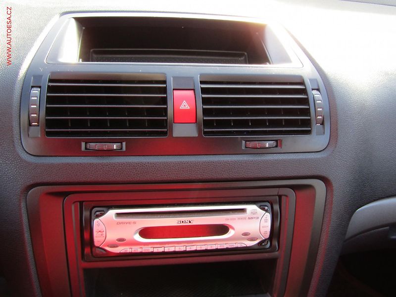 Škoda Octavia (2006) 1.6MPi, ČR - fotka 12 z 15