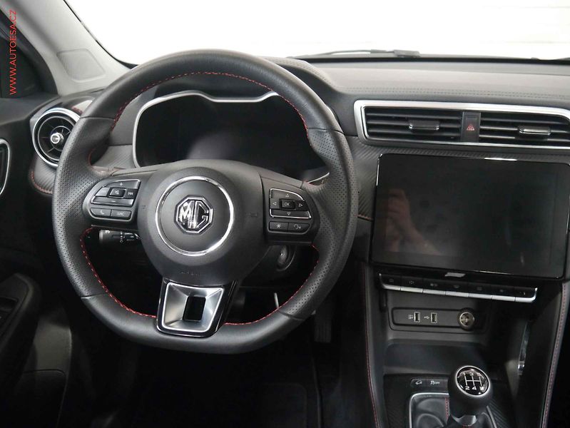MG ZS (2023) 1.5 i, 1.maj,ČR, servis - fotka 13 z 23