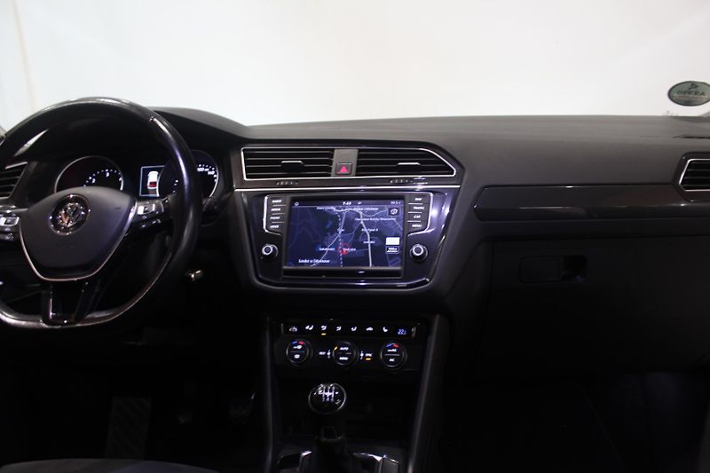 Volkswagen Tiguan (2017) 2.0TDI 110kW R-Line FULL LED - fotka 29 z 39