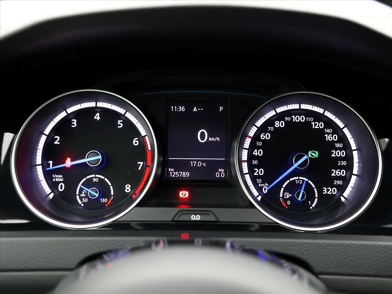 Volkswagen Golf 2,0 TSI R 221kW DSG 4M 1.Maj - fotka 16 z 33