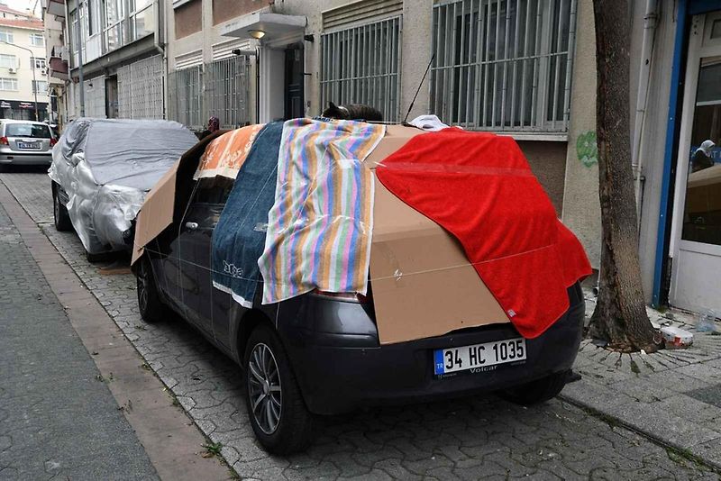 Velké kroupy umí na autě napáchat velké škody - úderům kusů ledu neodolá plech ani sklo.
