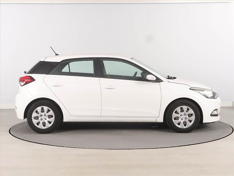 Hyundai i20 (2015) 1.1 CRDi - fotka 6 z 16