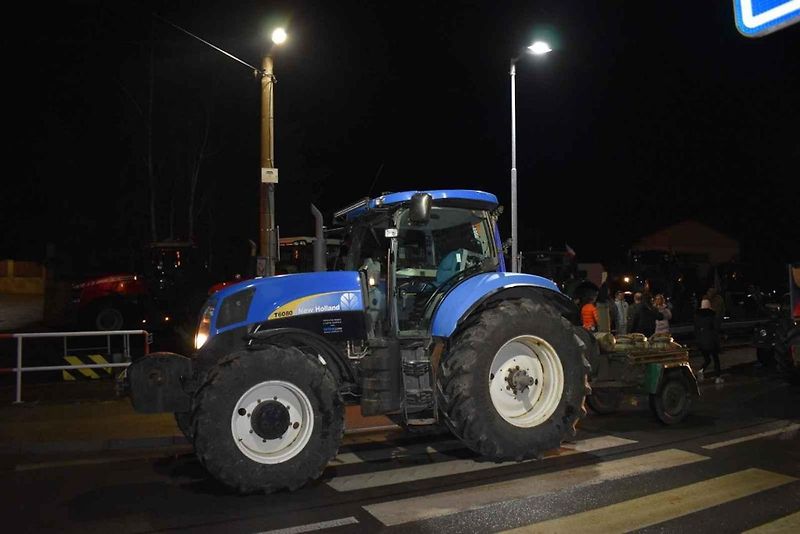 Demonstrace zemědělců před ministerstvem zemědělství a blokáda pražské magistrály. Na snímku je traktor John Deere 7730.