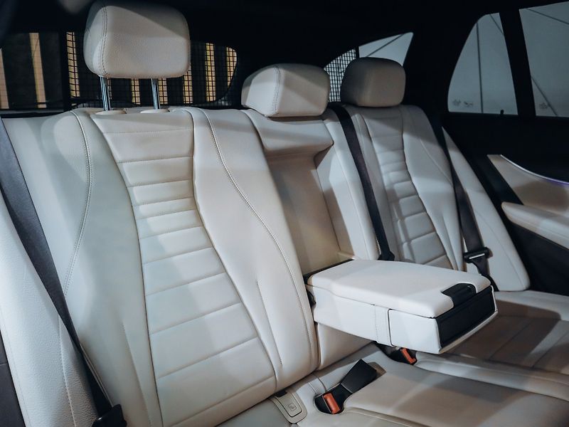 Mercedes-Benz Třídy E E 400d 4MATIC AMG - TOP - fotka 25 z 27