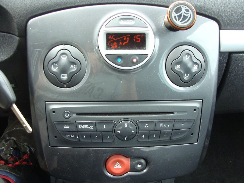 Renault Clio 1.2i, 74 kW, klimatizace - fotka 15 z 22