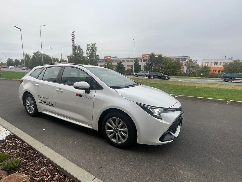 Toyota Corolla 1.8 Hybrid Comfort Business - fotka 9 z 28