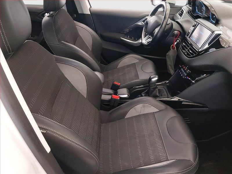 Peugeot 2008 (2018) Allure 1.2 PureTech, ČR,1.maj - fotka 9 z 16