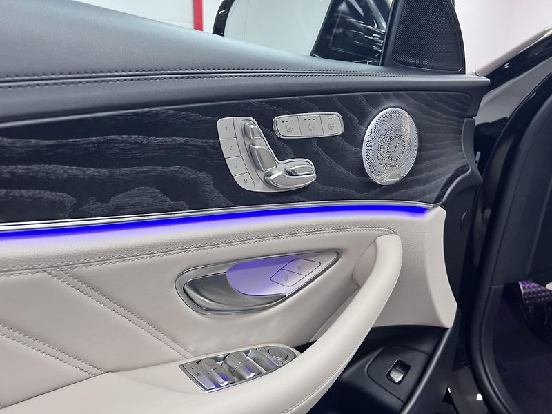 Mercedes-Benz Třídy E E 63s AMG, 4.0i 450 kW 113 Tkm - fotka 23 z 57