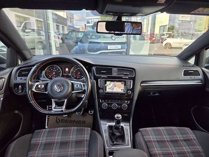 Volkswagen Golf 2.0 GTI - fotka 13 z 49