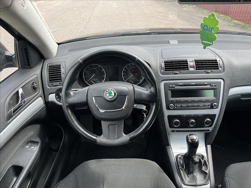 Škoda Octavia 1,6 MPi KLIMA ROZVODY PNEU - fotka 14 z 36