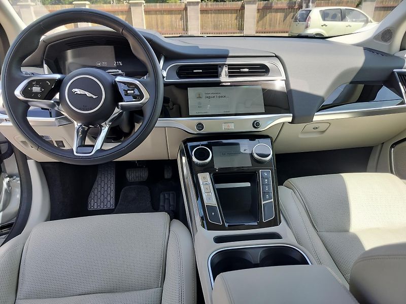 Jaguar I-Pace EV400 AWD HSE, navi, kůže     - fotka 12 z 36