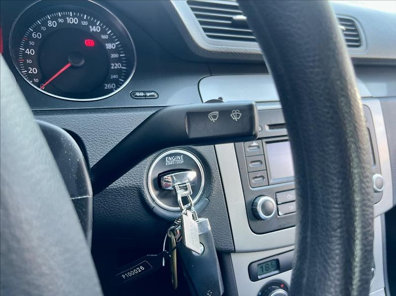 Volkswagen Passat 2,0 FSI  COMFORTLINE - fotka 24 z 28