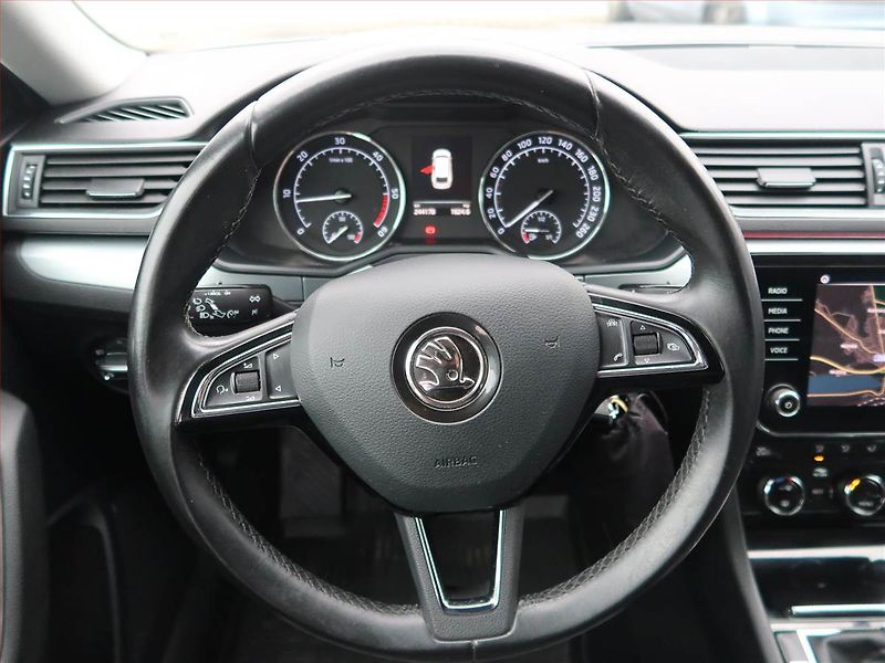 Škoda Superb (2018) 2.0 TDI, Navi, Bi-Xenony - fotka 17 z 17