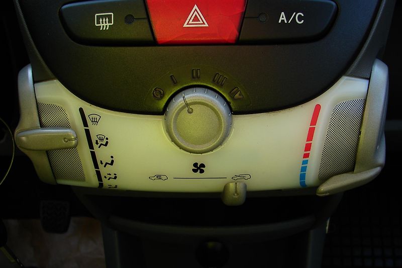Peugeot 107 1.0i 68PS 5-dv. KLIMA-ZADÁNO! - fotka 23 z 31