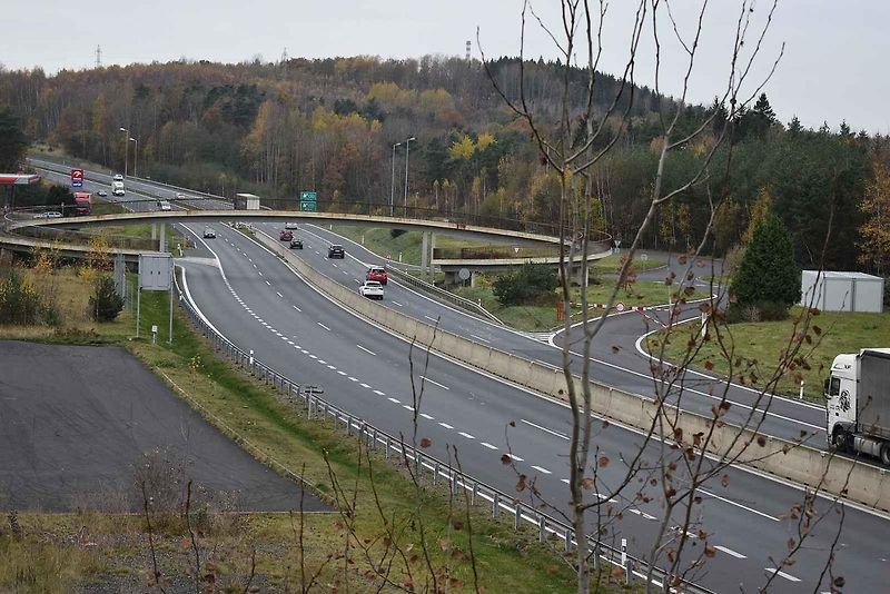 Oprava dálnice D6 na Sokolovsku začíná. Řidiče čeká tříměsíční omezení