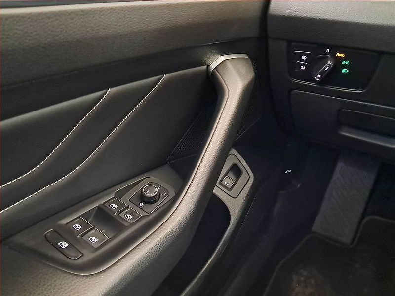 Volkswagen Passat (2020) 1.5 TSI, Automat, Kůže, Navi - fotka 26 z 28
