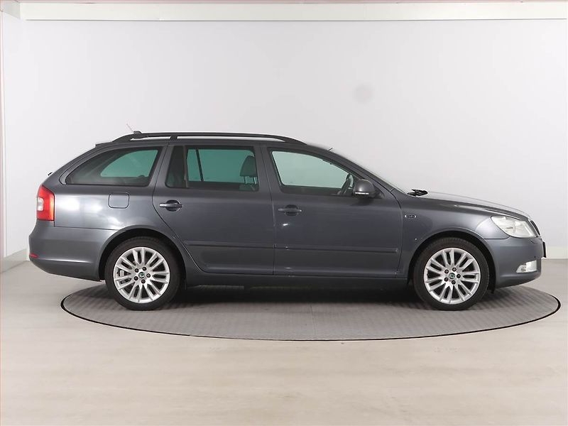 Škoda Octavia (2011) Laurin&Klement 2.0 TDI, Xenony - fotka 6 z 16