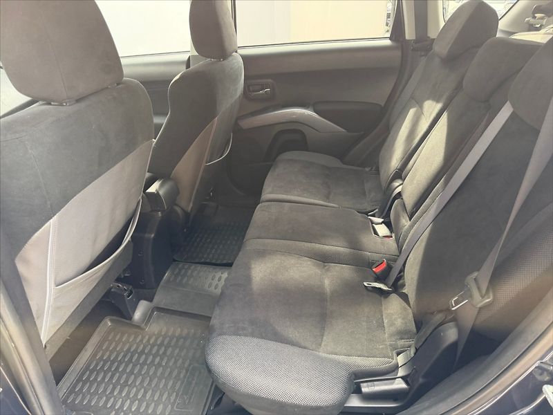 Mitsubishi Outlander 2,4 MIVEC 125kW-LPG-4x4-SERVIS - fotka 13 z 33