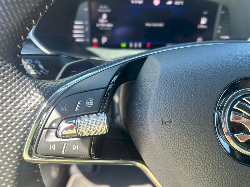 Škoda Superb (2023) COM GRT SPO4X4 TD 140/2.0 A7A - fotka 9 z 33