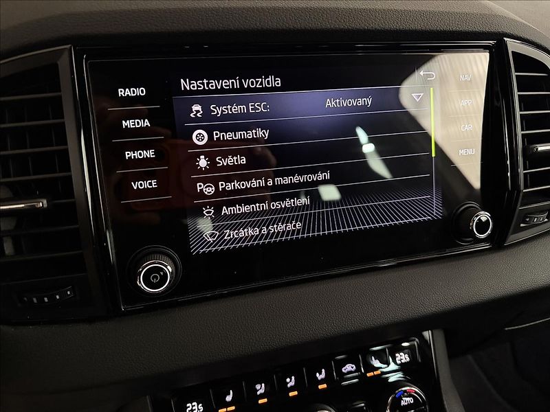 Škoda Karoq SPORTLINE 1.5TSI DSG ACC DCC - fotka 21 z 43